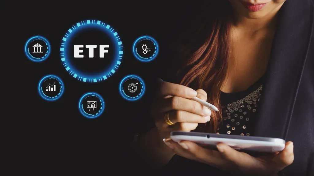 Kobieta z tabletem, obok której widnieją rozmaite symbole giełdy, m.in. ETF